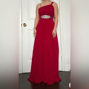Elegant Red One-Shoulder Evening Gown